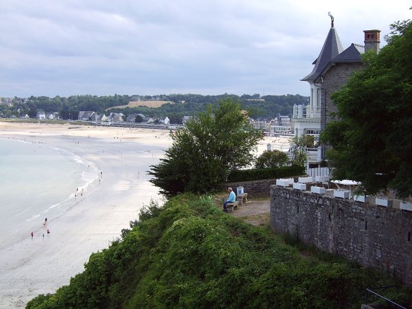 Fieses Wetter, leerer Strand